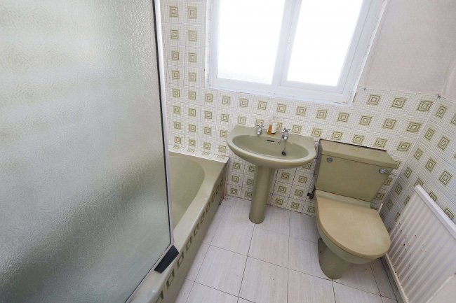 20 Courtlands Drive, Watford, Herts, WD17 4HT 5