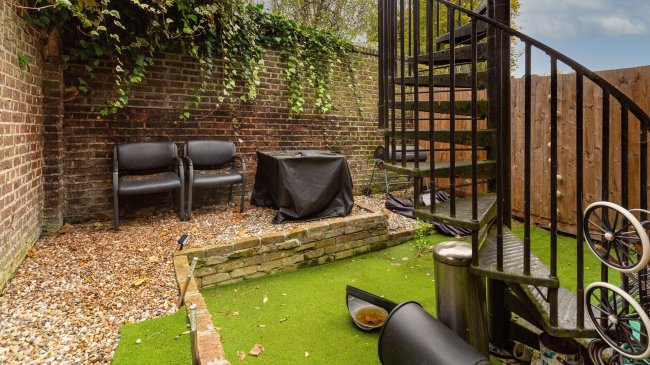 Flat B 58 Hemberton Road, Clapham, London SW9 9LJ 10