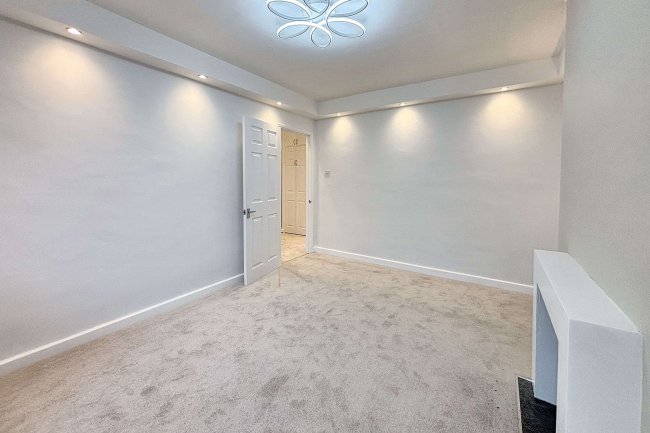 8 Beech Lawns, Finchley, London, N12 9PP 5