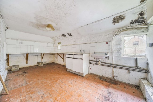 Tappington Hall Farm, Canterbury Road, Denton, Kent, CT4 6RG 6