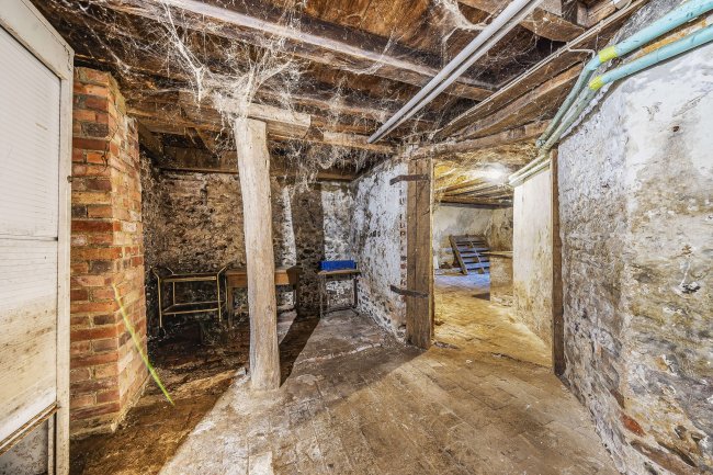 Tappington Hall Farm, Canterbury Road, Denton, Kent, CT4 6RG 6