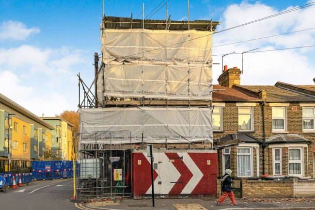 39 Wellington Road, East Ham, London E6 2RQ 9