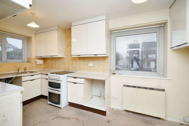 2 Dollis Court, Guilford Road, Farnham, Surrey GU9 9QE 2