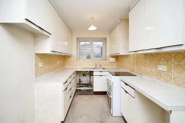 2 Dollis Court, Guilford Road, Farnham, Surrey GU9 9QE 2