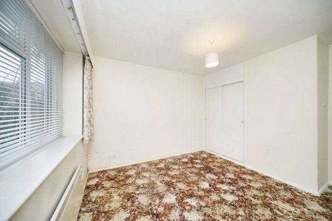 2 Dollis Court, Guilford Road, Farnham, Surrey GU9 9QE 2