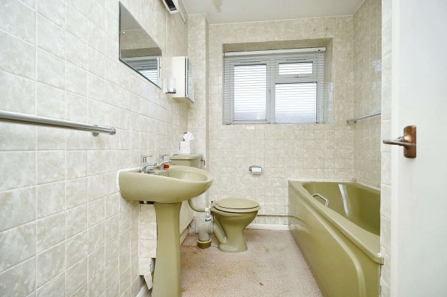 2 Dollis Court, Guilford Road, Farnham, Surrey GU9 9QE 2