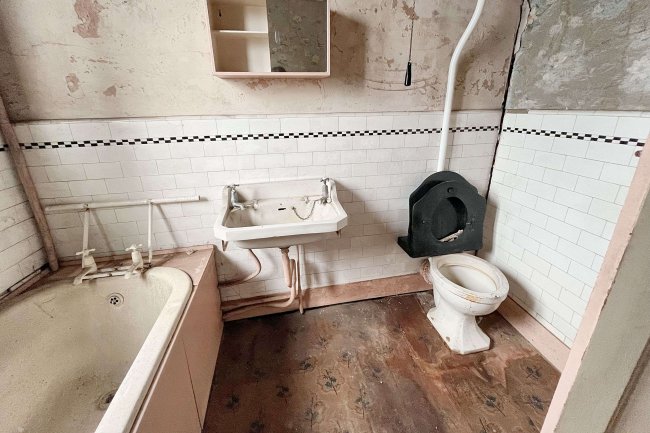 406 Hanworth Road, Hounslow TW3 3SN 2