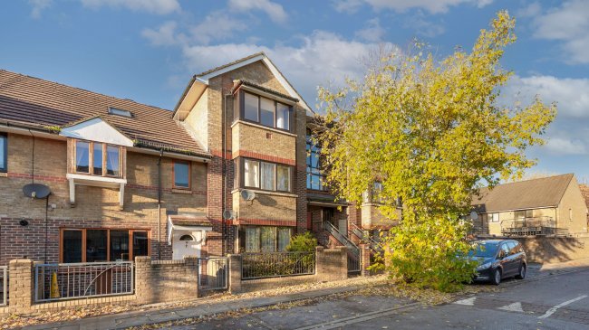 18 Pear Road, Leytonstone, London, E11 4YP 9