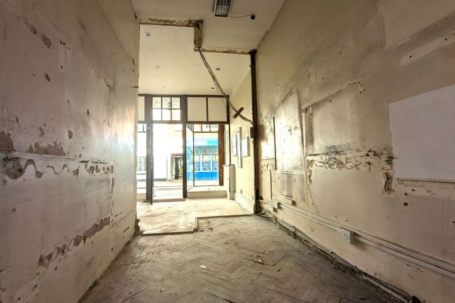 89 High Street, Godalming, Surrey GU7 1AW 6