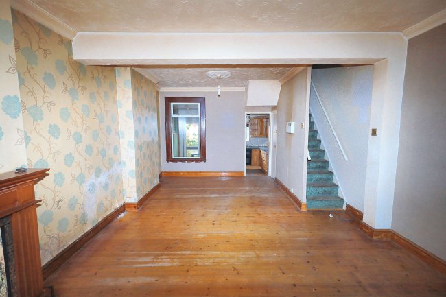 32 Clarendon Road, Gravesend, Kent, DA12 2BP 4