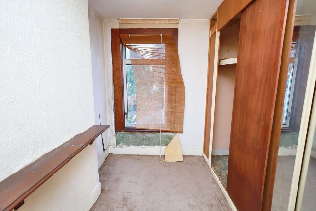 32 Clarendon Road, Gravesend, Kent, DA12 2BP 4