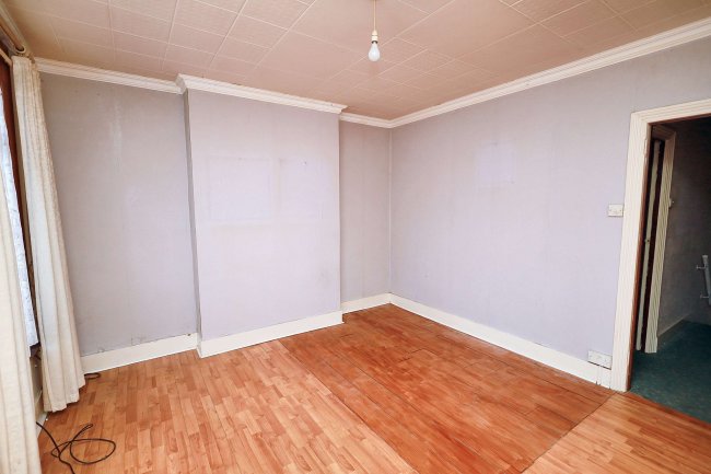 32 Clarendon Road, Gravesend, Kent, DA12 2BP 4