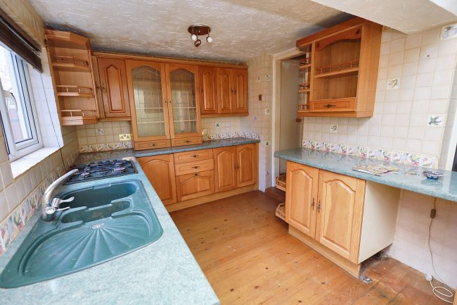 32 Clarendon Road, Gravesend, Kent, DA12 2BP 4