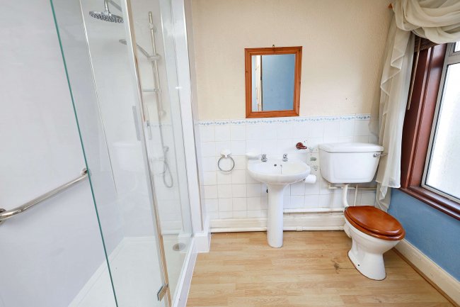 32 Clarendon Road, Gravesend, Kent, DA12 2BP 4