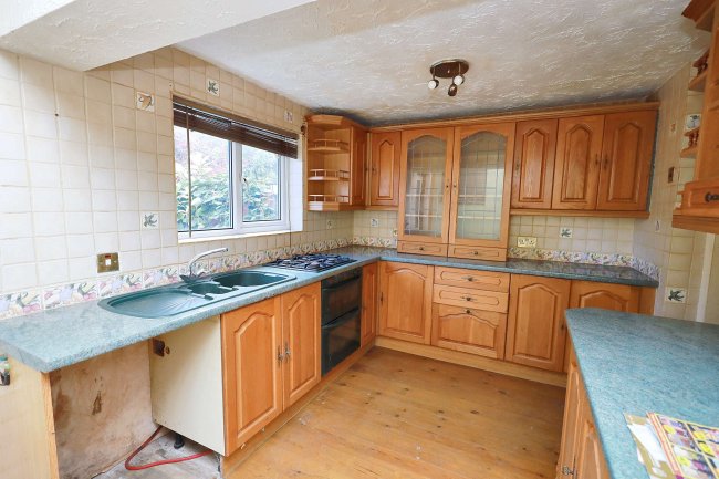 32 Clarendon Road, Gravesend, Kent, DA12 2BP 4