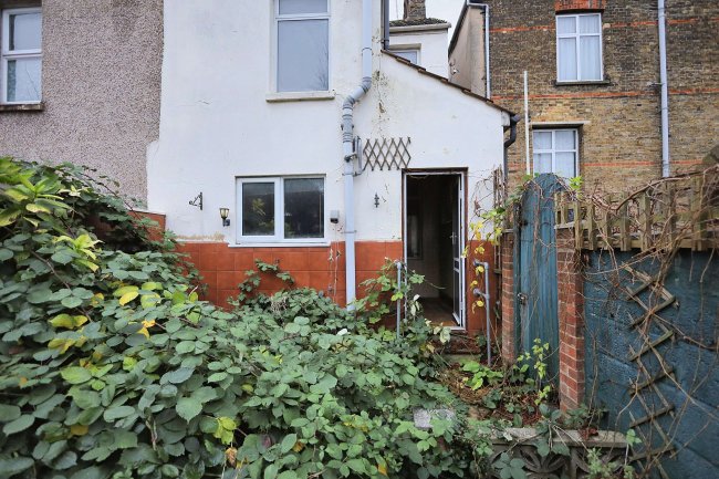 32 Clarendon Road, Gravesend, Kent, DA12 2BP 4