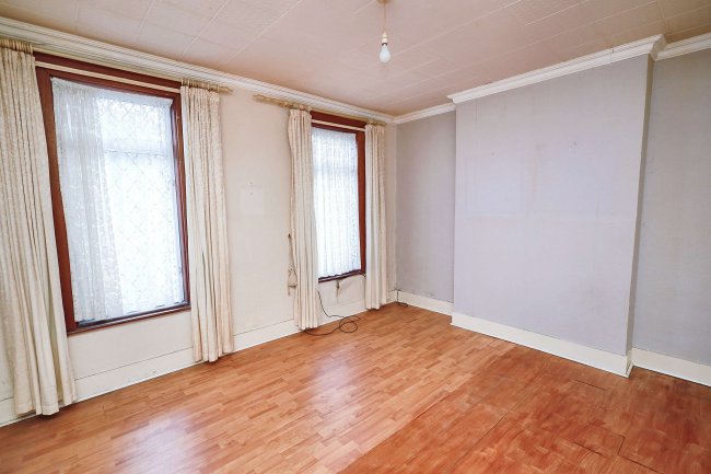 32 Clarendon Road, Gravesend, Kent, DA12 2BP 4