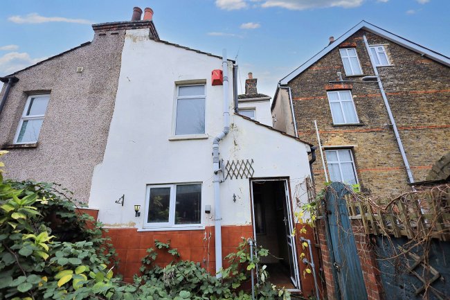 32 Clarendon Road, Gravesend, Kent, DA12 2BP 4