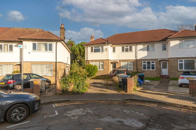 5 Homefield Close, London, NW10 0SN 6