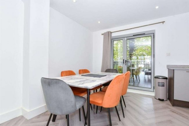 29 The Terrace, Rochester, Kent, ME1 1XN 7