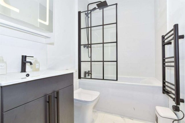 29 The Terrace, Rochester, Kent, ME1 1XN 7