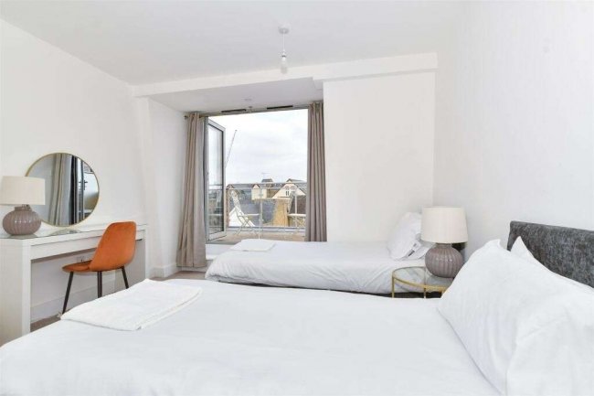 29 The Terrace, Rochester, Kent, ME1 1XN 7