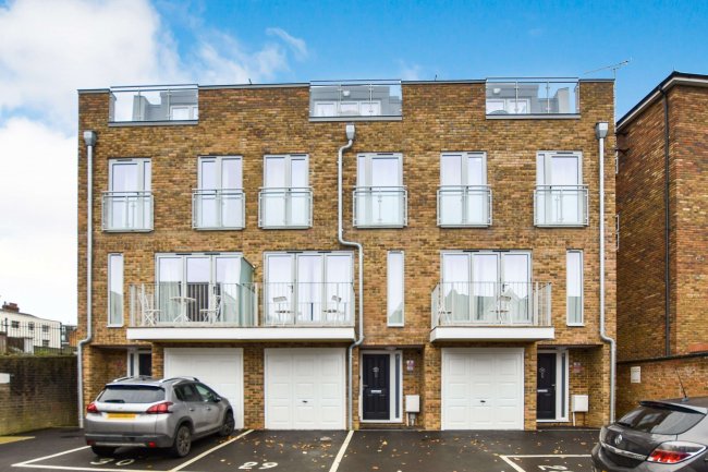 29 The Terrace, Rochester, Kent, ME1 1XN 7