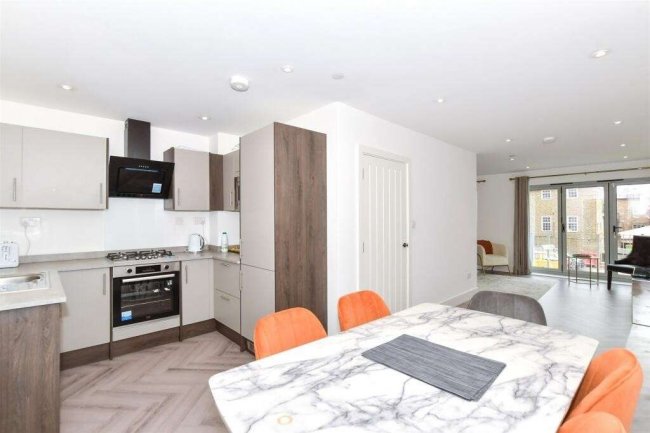 29 The Terrace, Rochester, Kent, ME1 1XN 7