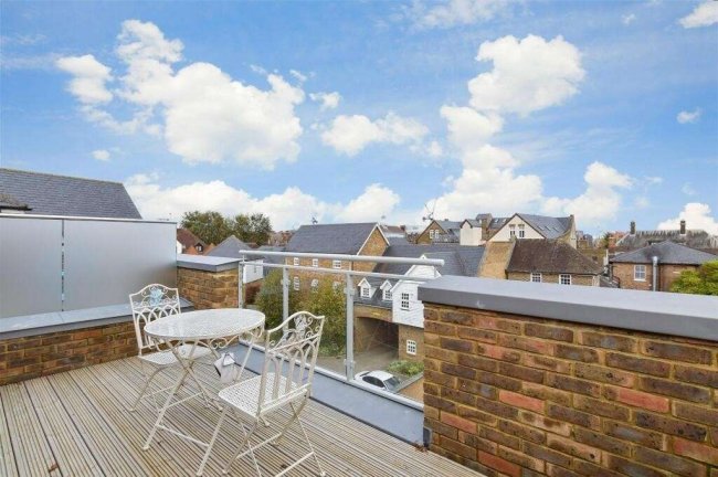 29 The Terrace, Rochester, Kent, ME1 1XN 7