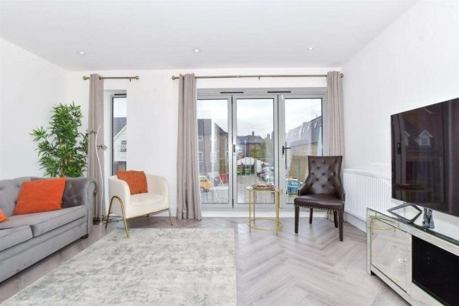 29 The Terrace, Rochester, Kent, ME1 1XN 7