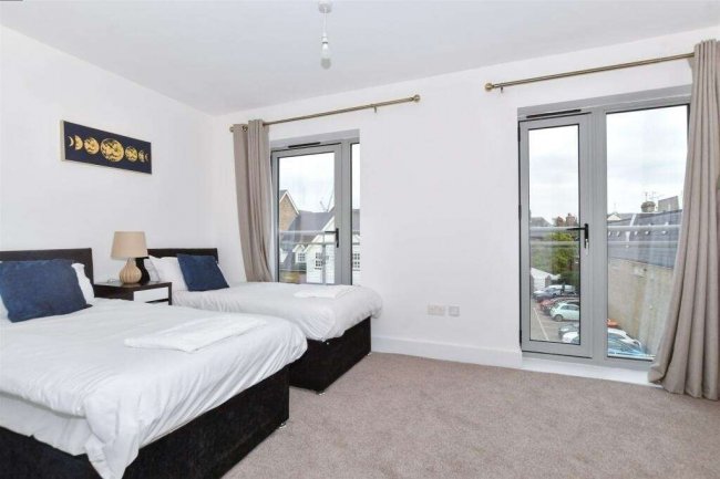 29 The Terrace, Rochester, Kent, ME1 1XN 7