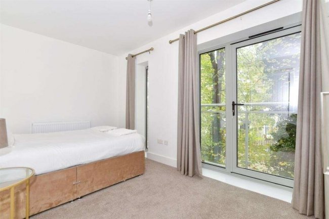 29 The Terrace, Rochester, Kent, ME1 1XN 7