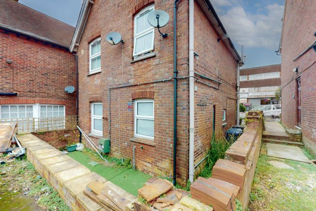 87 Wey Hill, Haselmere, Surrey, GU27 1HN 5