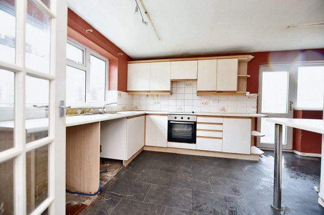 81 Dove Croft, New Ollerton, Newark, Nottinghamshire, NG22 9RQ 4