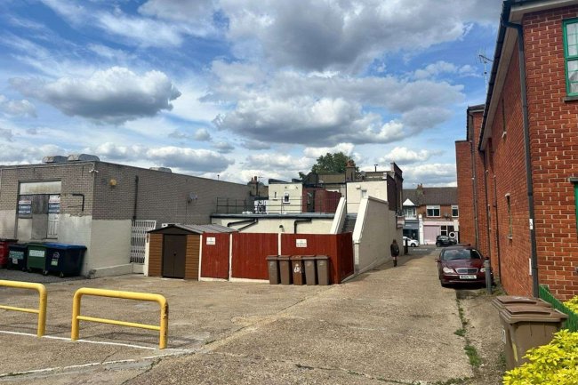 53 Central Road, Worcester Park, Surrey KT4 8EB 1