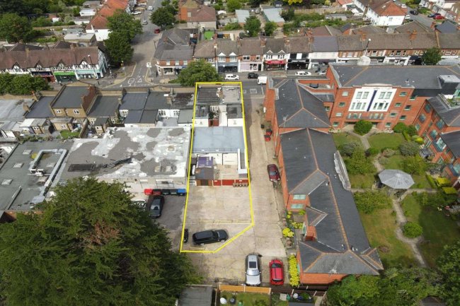 53 Central Road, Worcester Park, Surrey KT4 8EB 1