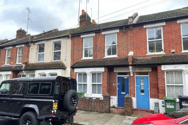 Flat B, 43 Claxton Grove, London, W6 8HD 2