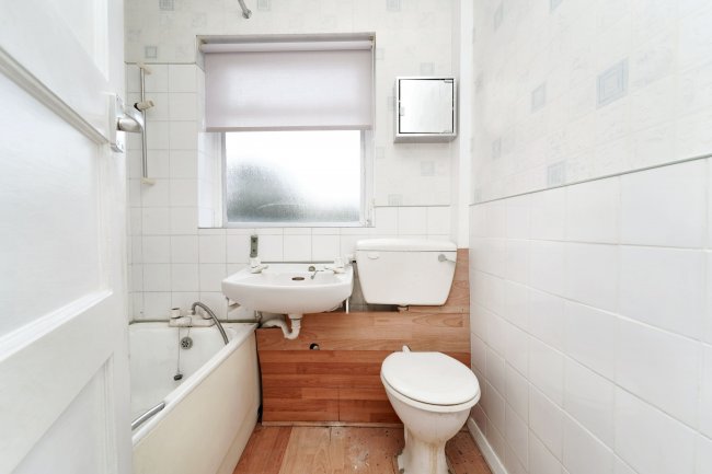 9 Hughenden Road, Worcester Park, Surrey, KT4 8DD 7