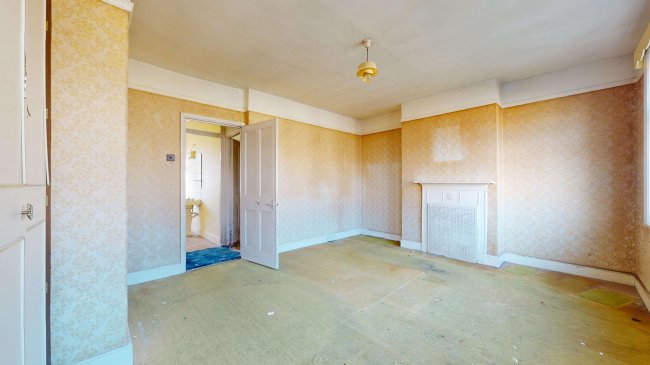 37 York Road, Chingford, London E4 8QN 7