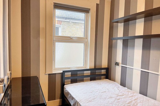 76 / 76A Waldron Rd, Earlsfield SW18 3TD 8