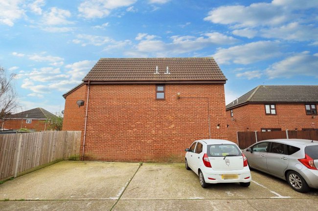 34 Wallers Close, Dagenham, Essex, RM9 6YF 3
