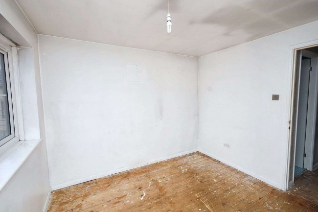 34 Wallers Close, Dagenham, Essex, RM9 6YF 3