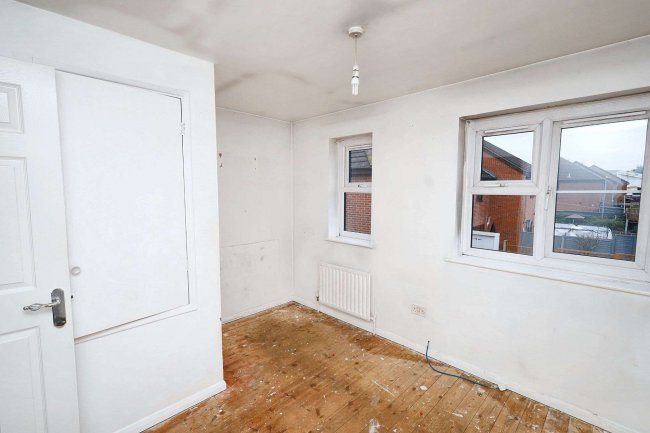 34 Wallers Close, Dagenham, Essex, RM9 6YF 3