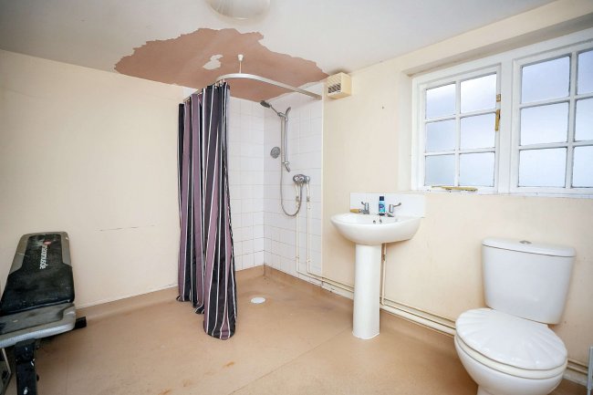 14 The Halve, Trowbridge, Wiltshire BA14 8SD 6