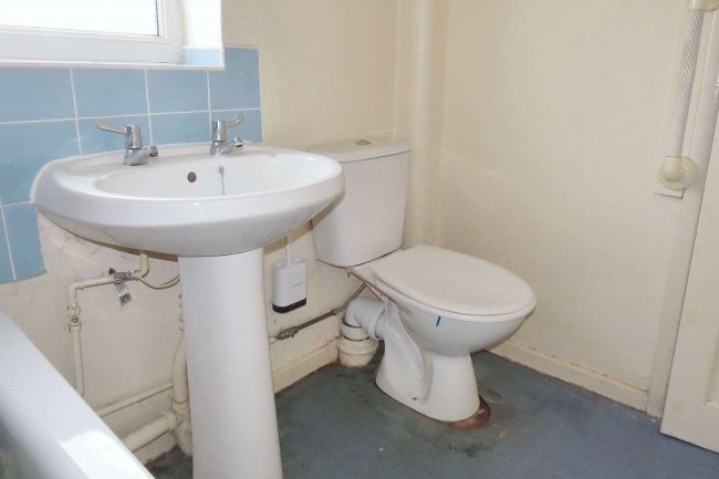 21 Banbury Avenue, Liverpool L25 5LX 5