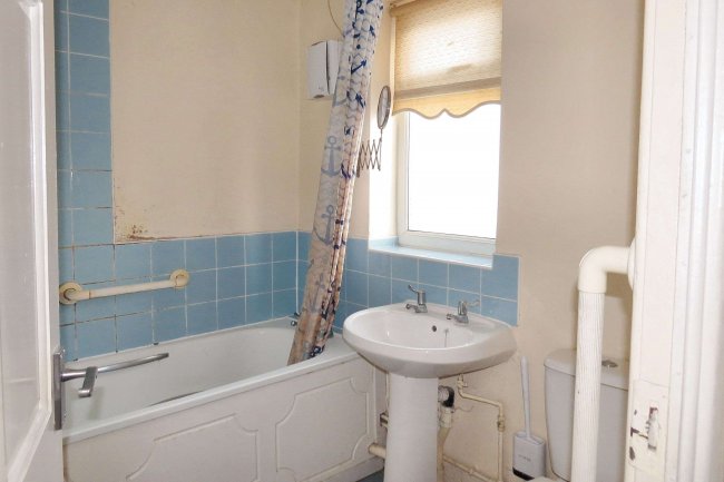 21 Banbury Avenue, Liverpool L25 5LX 5