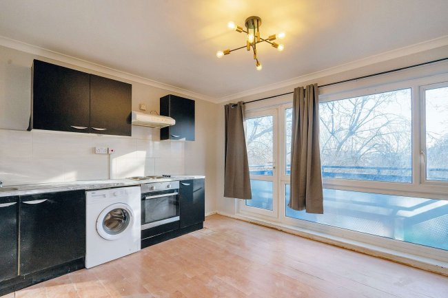 44 Ednam House, Friary Estate, London SE15 6SF 3