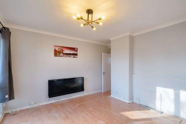 44 Ednam House, Friary Estate, London SE15 6SF 3