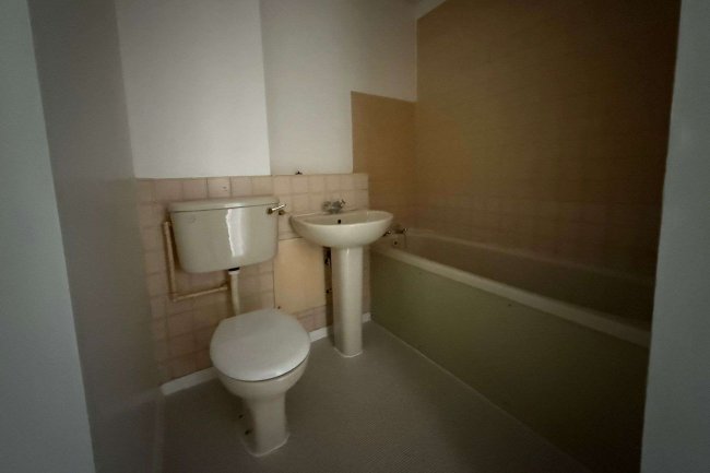 27 Caroline Close, West Drayton, Middlesex, UB7 7LF 9