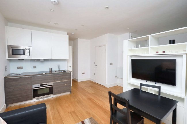 Flat 91 Trinity Square, 23-59 Staines Road, Hounslow, TW3 3GD 5